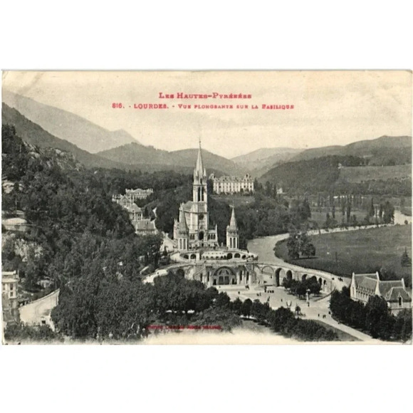 LES HAUTES-PYRÉNÉES 816. LOURDES. VUE PLONGEANTE SUR LA BASILIQU-France Postcard - Picture 1 of 2